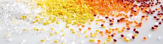 Multi-color plastic pellets